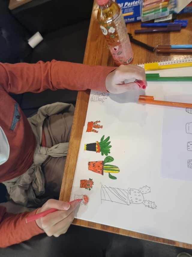 인천중구문화재단의 예술지원사업의 하나로 진행된 발달장애 청년 미술작가 역량강화교육에 참가한 한 청년 작가가 5일 영종타임즈 문화사랑방에서 독특한 색감을 보여주고 있다. 인천=정창교 기자