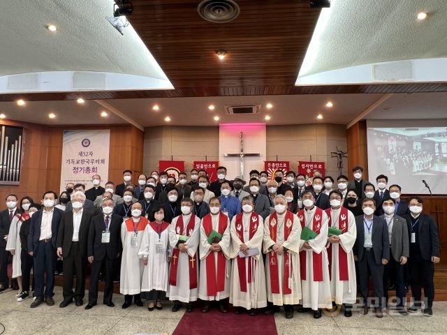 기독교한국루터회총회 관계자들이 6일 서울 용산구 소월로 중앙루터교회에서 열린 제52차 정기총회 개회 예배 후 기념사진을 찍고 있다.