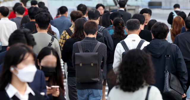 5일 오전 서울 중구 세종대로사거리에서 시민들이 몸을 웅크린 채 걸어가고 있다. 뉴시스