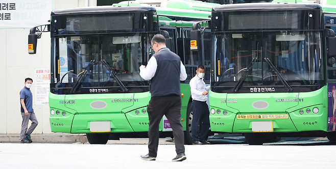 중국산 버스가 보조금 허점 파고들어  국내 전기버스 시장의 50% 를 차지하고있는 가운데 서울 시내 버스 차고지에 중국산 전기버스가 충전을 하고있다. [사진 = 이충우 기자]