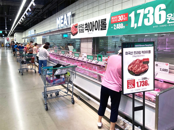 광주광역시에 위치한 창고형 할인점 롯데마트맥스 상무점에서 고객들이 축산 상품을 쇼핑하고 있다. [사진 제공 = 롯데마트]