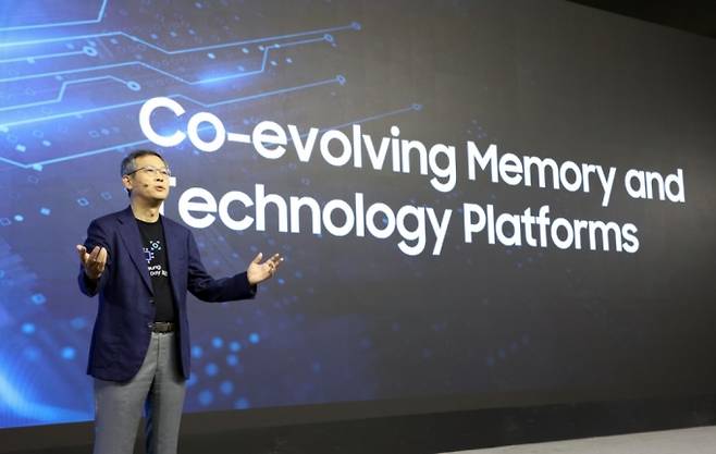 5일(현지시간) 미국 실리콘밸리에서 열린 '삼성 테크 데이 2022'에서 이정배 삼성전자 메모리사업부장(사장)이 발표를 하고 있다./사진제공=삼성전자
