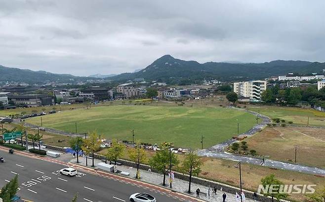 [서울=뉴시스]서울시는 송현동 부지 전체를 '쉼과 문화가 있는 열린송현녹지광장'으로 다음 날 오후 5시30분부터 임시 개방한다고 6일 밝혔다. (사진=서울시 제공). 2022.10.06. photo@newsis.com