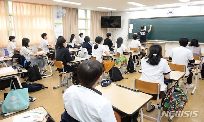 [울산=뉴시스] 지난 8월9일 오전 울산 남구 무거고등학교 3학년 교실에서 수험생들이 수업에 집중하고 있다. (사진=뉴시스DB). 2022.10.06. photo@newsis.com