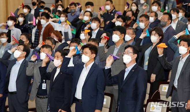 [화성=뉴시스] 정명근 화성시장이 공직자들과 함께 희망 종이비행기를 날리고 있다. (사진 = 화성시 제공)