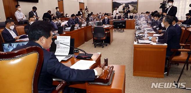 [서울=뉴시스] 김선웅 기자 = 소병훈 국회 농림축산식품해양수산위원장이 6일 서울 여의도 국회 농해수위원회 해양수산부 국정감사를 개의하고 있다. (공동취재사진) 2022.10.06. photo@newsis.com