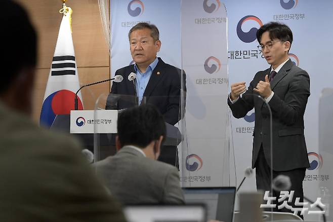 이상민 행정안전부 장관이 6일 서울 종로구 정부서울청사에서 여성가족부 폐지 등의 내용이 담긴 정부조직 개편안을 발표하기 전 인사하고 있다. 정부안에 따르면 여성가족부는 없어지고 주요 기능은 보건복지부로 이관돼 복지부에 '인구가족양성평등본부'가 신설된다. 여가부가 실제로 폐지되면 2001년 여성부 출범 이후 21년 만이다. 또 외교부 장관 소속으로 재외동포청을 신설하는 한편 국가보훈처를 국가보훈부로 격상하는 내용도 포함됐다. 박종민 기자
