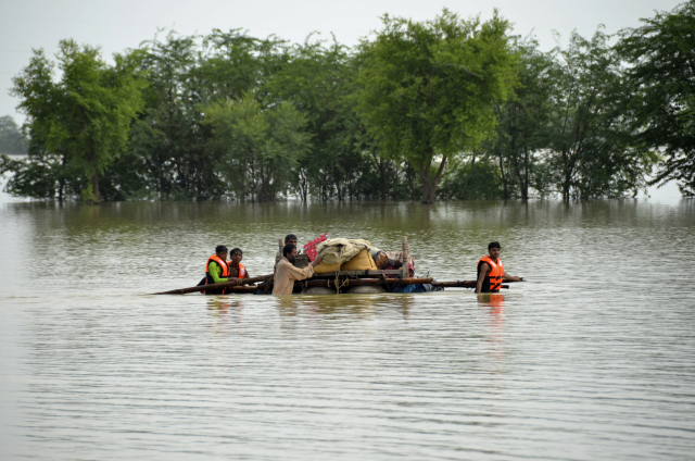 ▲ 파키스탄 남서부 발루치스탄주 자파라바드에서 이재민들이 가재도구를 뗏목에 싣고 홍수 지역을 빠져나가고 있다. ⓒAP=연합