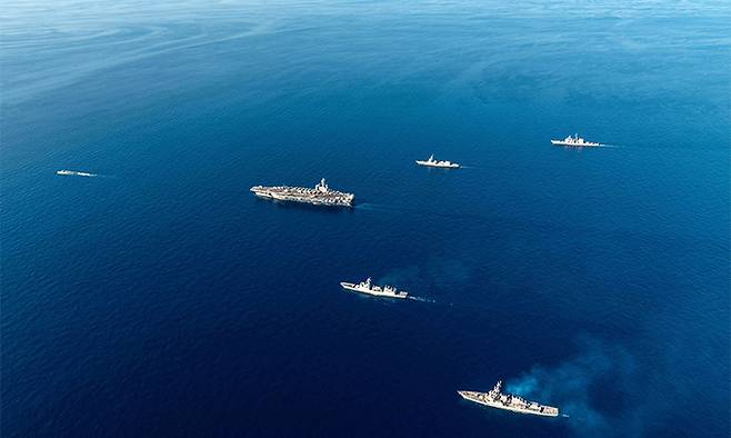 한미일 대잠전 훈련에 참가한 전력들이 지난 9월 30일 동해 공해상에서 기동훈련을 하고 있다. 뉴시스