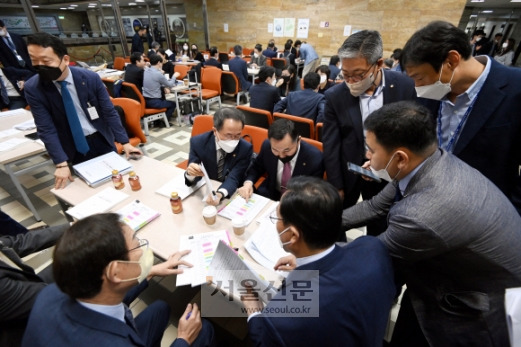 국감장 밖은 자료 준비로 북새통  - 국정감사 이틀째인 5일 국회 각 상임위원회 근처 복도에서 피감기관 관계자들이 답변 자료 등을 검토하며 분주하게 움직이고 있다. 오장환 기자