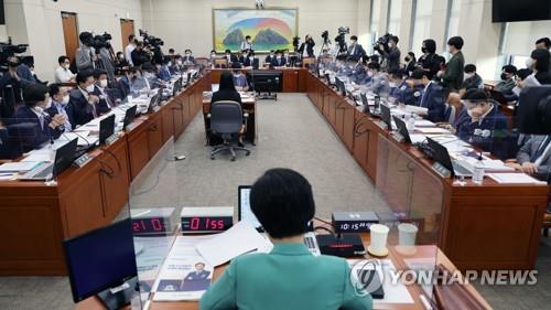 6일 서울 여의도 국회에서 정무위원회의 금융위원회 국정감사가 열리고 있다.