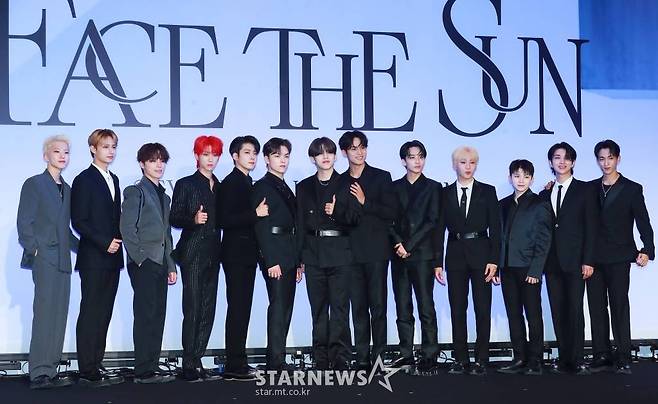 그룹 세븐틴(SVT)이 27일 오전 서울 여의도 콘래드호텔에서 진행된 정규 4집 '페이스 더 선'(Face the Sun) 발매기념 기자간담회에서 포즈를 취하고 있다.  이번 앨범은 타이틀곡 '핫'(HOT)을 비롯해 '달링'(Darl+ing), '돈키호테'(DON QUIXOTE), '마치'(March), '도미노'(Domino), '섀도우'(Shadow), '노래해', '이프 유 리브 미'(IF you leave me), '애시'(Ash) 등 9곡이 수록됐다. /2022.05.27 /사진=이동훈 기자 photoguy@