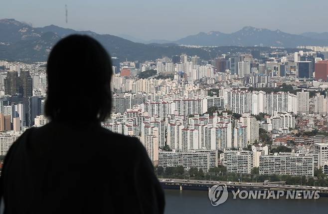 국토부, 수급조절용 공공토지 비축 실적 13년간 제로  사진은 지난달 27일 서울 여의도 63스퀘어에서 바라본 시내 아파트 단지 모습.[연합뉴스 자료사진]