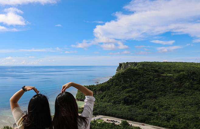 더 츠바키 타워 호텔 26층 발코니에서 바라본 괌의 랜드마크 '사랑의 절벽 [사진/진성철 기자]