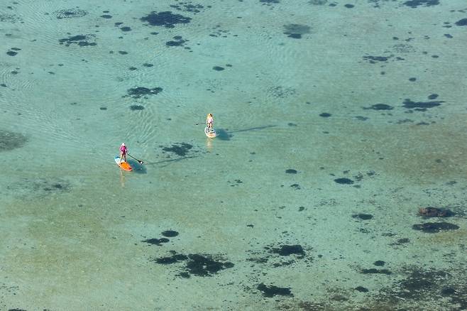 투몬만에서 패들 보트를 타는 관광객 [사진/진성철 기자]