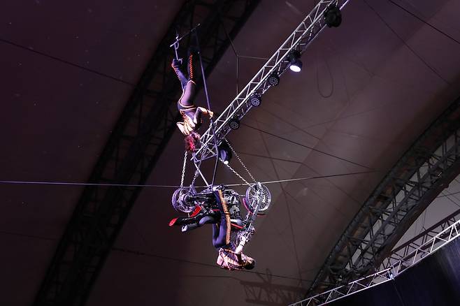 '슈퍼 아메리칸 서커스'의 공중 오토바이 곡예 [사진/진성철 기자]