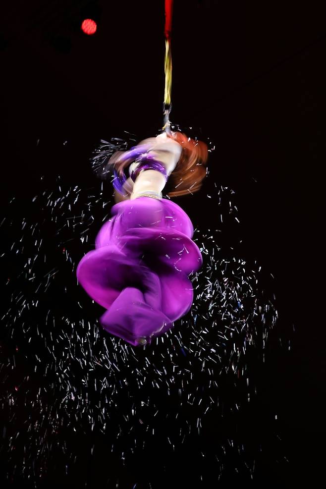 벨리댄스 미녀의 공중 연기 [사진/진성철 기자]