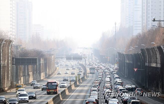 기계연 "자동차 매개 미세먼지 중 최다는 '도로서 날리는 먼지'" [연합뉴스 자료사진]