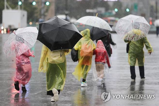 우산을 쓴 시민들이 걸어가고 있다. [연합뉴스 자료사진]