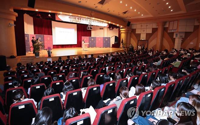 3년 만에 오프라인에서 열린 '세계 외국인 한국어 말하기 대회' (서울=연합뉴스) 임헌정 기자 = 6일 오후 서울 동대문구 경희대학교에서 3년 만에 오프라인으로 열린 '2022년 제24회 세계 외국인 한국어 말하기 대회'에서 참가자들이 갈고 닦은 한국어 실력을 뽐내고 있다. 2022.10.6 kane@yna.co.kr