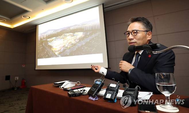 광주에 복합쇼핑몰 스타필드 조성 추진 (광주=연합뉴스) 천정인 기자 = 17일 오전 광주 서구 라마다호텔에서 신세계프라퍼티 임영록 대표가 어등산 관광단지 개발 부지에 복합쇼핑몰(스타필드 광주)을 조성하는 계획을 발표하고 있다. 2022.8.17 iny@yna.co.kr