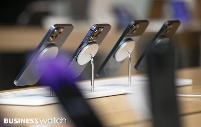 애플의 신제품&nbsp;아이폰14&nbsp;시리즈가 국내 정식 출시된 7일 오전 서울 중구 명동 애플스토어에서 구매희망자들이&nbsp;아이폰14&nbsp;제품을 체험하고 있다./사진=이명근 기자 qwe123@