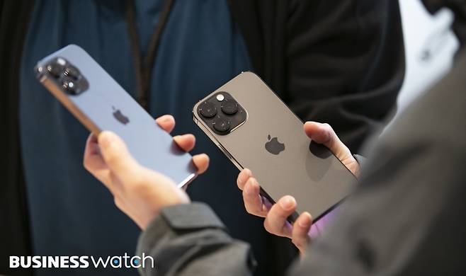 애플의 신제품&nbsp;아이폰14&nbsp;시리즈가 국내 정식 출시된 7일 오전 서울 중구 명동 애플스토어에서 구매희망자들이&nbsp;아이폰14&nbsp;제품을 체험하고 있다./사진=이명근 기자 qwe123@