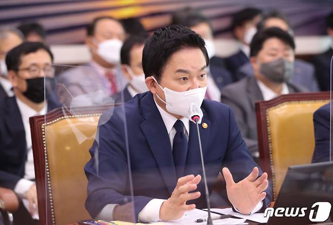 원희룡 국토교통부 장관이 6일 서울 여의도 국회에서 열린 국토교통위원회의 국토교통부 등에 대한 국정감사에서 의원들의 질의에 답하고 있다. 2022.10.6/뉴스1 ⓒ News1 허경 기자