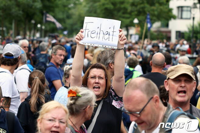 1일(현지시간) 독일 베를린에서 열린 정부의 코로나19 정책 반대 시위에서 한 시위대가 '자유'라고 써진 팻말을 들고 있다. ⓒ 로이터=뉴스1 ⓒ News1 이정후 기자