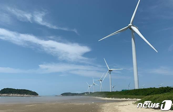 천사의 섬으로 불리는 전남 신안군 자은도 해상풍력발전소 모습.2019.7.15/뉴스1 ⓒ News1 박진규 기자