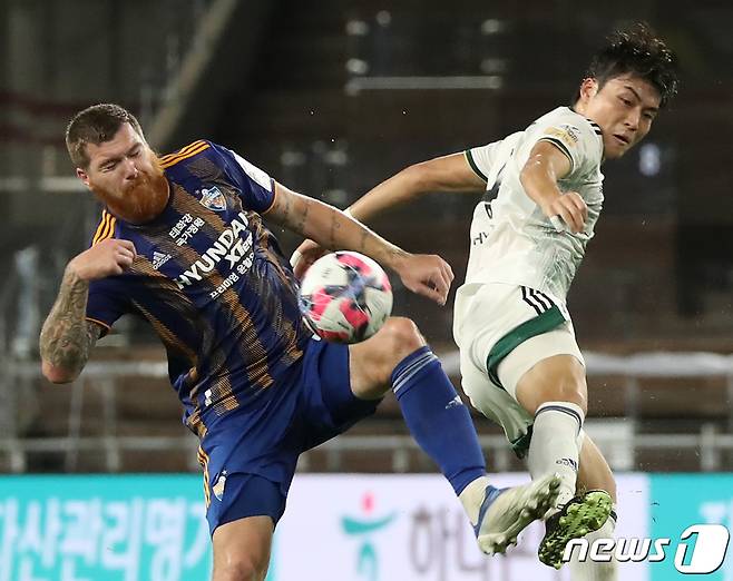 5일 오후 울산 문수축구경기장에서 열린 '2022 하나원큐 FA컵' 4강 울산현대와 전북현대의 경기에서 울산 마틴 아담이 전북 박진섭과 볼다툼을 하고 있다. 2022.10.5/뉴스1 ⓒ News1 윤일지 기자