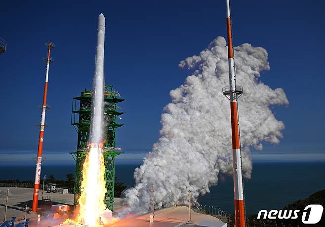 순수 국내기술로 제작된 한국형 최초 우주발사체 '누리호'(KSLV-Ⅱ)'가 지난 6월21일 전남 고흥군 나로우주센터에서 발사되고 있다. /뉴스1 ⓒ News1 사진공동취재단
