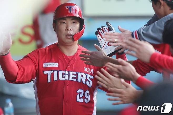 16일 오후 대구삼성라이온즈파크에서 열린 프로야구 '2020 신한은행 SOL KBO리그' KIA 타이거즈와 삼성 라이온즈의 경기, 1회초 2사 만루 상황 KIA 8번타자 한승택이 좌익수 앞 1타점 적시타를 날리자 3루주자 나지완이 홈을 밟은 뒤 동료들의 축하를 받고 있다. 2020.7.16/뉴스1 ⓒ News1 공정식 기자