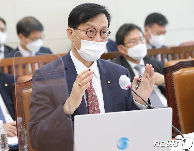 이창용 한국은행 총재가 7일 서울 여의도 국회에서 열린 기획재정위원회의 한국은행에 대한 국정감사에서 의원들의 질의에 답하고 있다. 2022.10.7/뉴스1 ⓒ News1 허경 기자