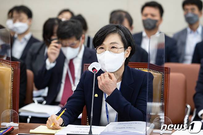 김제남 한국원자력안전재단 이사장이 7일 서울 여의도 국회에서 열린 과학기술정보방송통신위원회의 원자력안전위원회, 한국원자력안전기술원, 한국원자력통제기술원, 한국원자력안전재단, 한국수력원자력(주)에 대한 국정감사에서 의원 질의에 답변하고 있다. 2022.10.7/뉴스1 ⓒ News1 유승관 기자