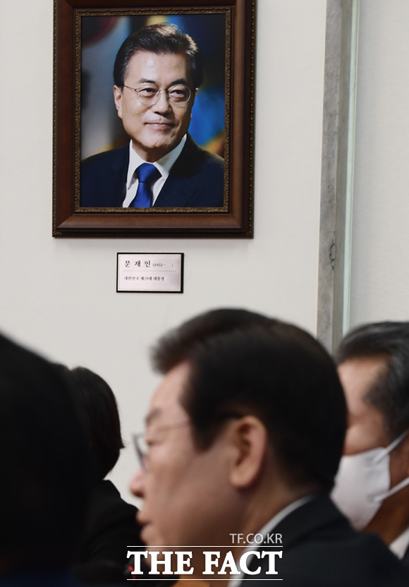 민주당 대표실에 추가된 文 사진..'김대중-노무현과 나란히' [TF사진관]