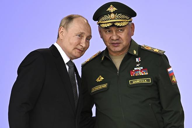 블라디미르 푸틴 러시아 대통령(왼쪽)과 세르게이 쇼이구 러시아 국방장관. / AP연합뉴스