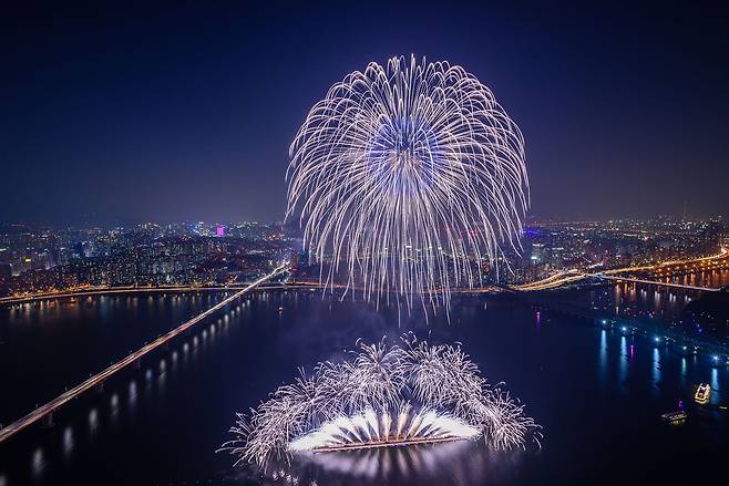 2019년 서울세계불꽃축제 모습. /한화그룹