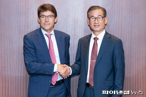 브루노 이븐(왼쪽) 에어버스 헬리콥터스 최고경영자(CEO)가 강구영 한국항공우주산업(KAI) 사장과 기념촬영을 하고 있다. 에어버스 제공