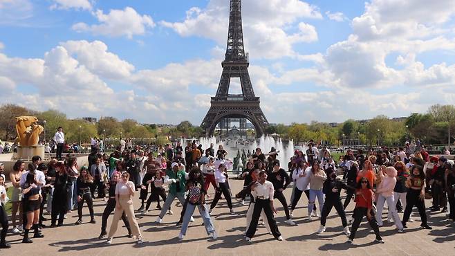 프랑스 파리에서 시민들이 케이팝에 맞춰 ‘랜덤 플레이 댄스’를 즐기고 있는 모습. 유튜브 갈무리