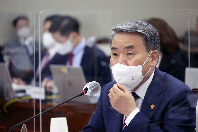 이종섭 국방부 장관이 4일 서울 용산구 국방부에서 열린 국방부 등에 관한 국정감사에서 의원들의 질의에 답변하고 있다. 국회사진기자단