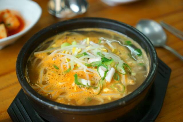 국밥을 먹을 때 나트륨 섭취를 줄이려면 간은 국이 식은 뒤에 새우젓으로 하는 게 좋다./사진=클립아트코리아