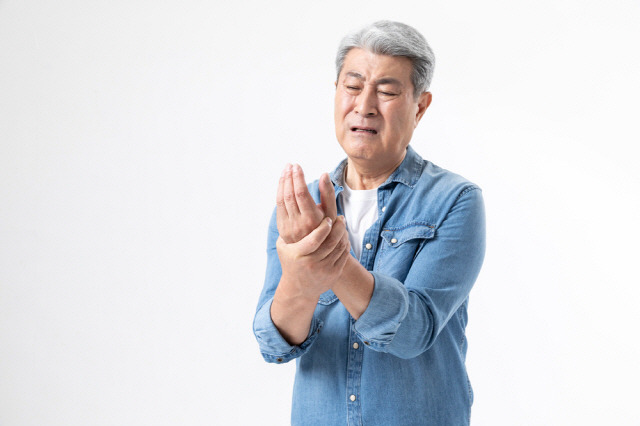 악력이 약하거나 걷는 속도가 느린 노인들에서 치매가 더 많이 발생한단 연구 결과가 나왔다./사진=클립아트코리아