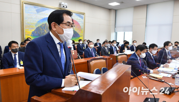 도세호 비알코리아 대표이사가 7일 서울 여의도 국회에서 열린 정무위원회의 공정거래위원회, 한국소비자원, 한국공정거래조정원에 대한 국정감사에서 증인으로 출석해 의원 질의에 답하고 있다. [사진=김성진 기자]