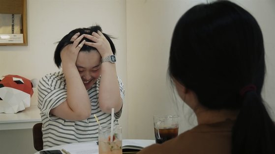 다큐멘터리 영화 ‘성덕’에서 오세연 감독이 정준영 사건을 최초 보도한 기자를 만나 사과하는 장면. [사진 오드]