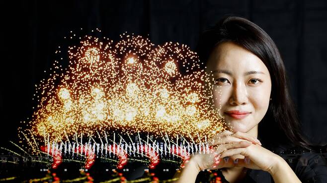 한화의 윤두연 과장은 8일 열리는 2022세계불꽃축제의 한국팀 불꽃쇼의 디자인을 맡았다. 윤 과장은 14년 동안 불꽃 디자인 업무를 맡고 있는 이 분야 전문가다. 윤 과장을 시뮬레이션으로 제작한 피날레 '오렌지스트로브불꽃'과 함께 이중촬영 했다.