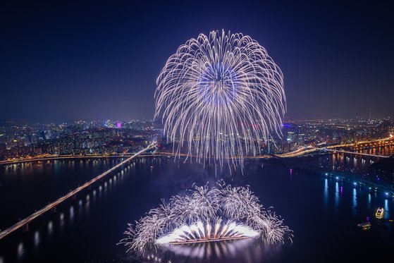 지난 2019년 서울세계불꽃축제에서 선보인 한화의 불꽃 연출 모습. 사진 한화