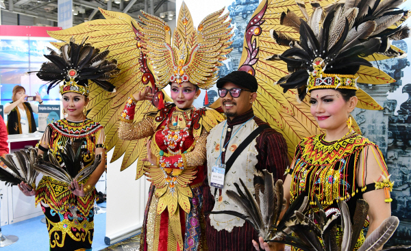 (자료사진)2019년 부산 벡스코에서 열렸던 제22회 부산국제관광전에서 인도네시아 참가자들이 전통무용을 선보이고 있다. 국제신문DB
