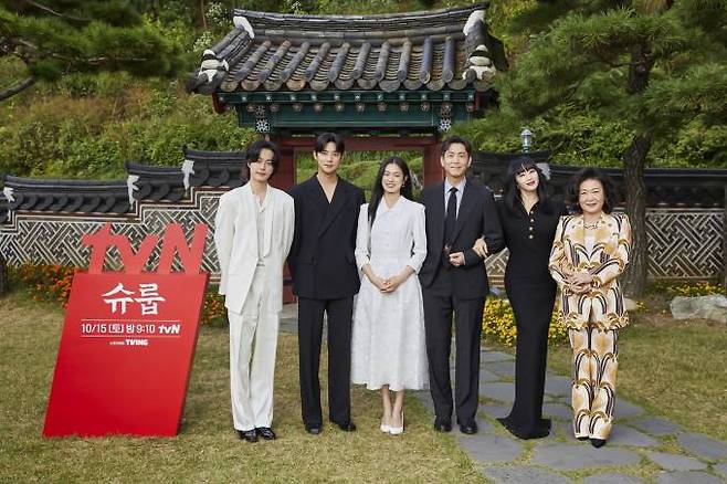 7일 tvN 새 토일드라마 ‘슈룹’ 제작발표회가 온라인으로 생중계됐다. 제작발표회에 앞서 ‘슈룹’에 출연하는 배우 유선호, 문상민, 옥자연, 최원영, 김혜수, 김해숙이 포토타임을 갖고 있다(왼쪽부터). tvN