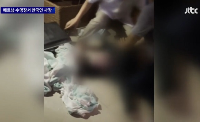 사고 당시  A씨에게 심폐소생술을 하고 있는 호텔 직원들.  JTBC 보도화면 캡처